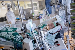 COVID-19 pacientui pasikalbėti nesutrukdė ir prijungti kvėpavimo aparatai