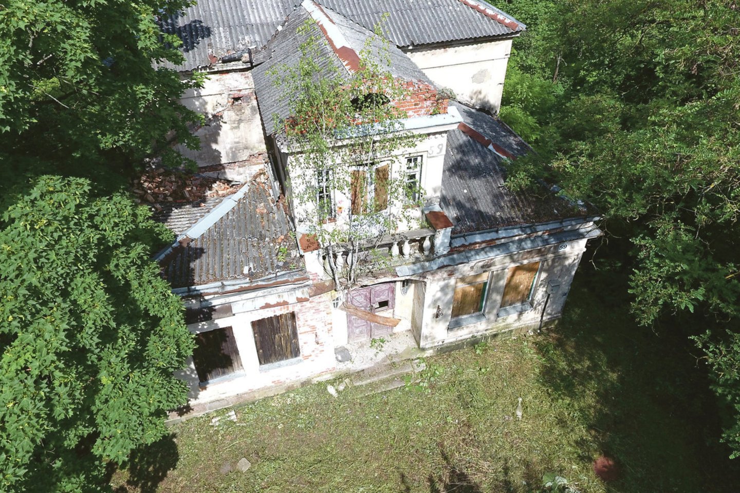 Lakūnų plente stovėjusi romantiška vila turėjo įdomių detalių, bet šiais metais savininkas pastatą nugriovė.<br>L.Tuleikio nuotr.