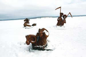 Ledas griauna iš Kauno marių lipančias skulptūras