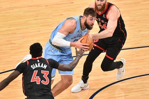 J. Valančiūnas su kompanija šokdino NBA čempionus, tačiau pergalės šokis priklausė ne „Grizzlies“