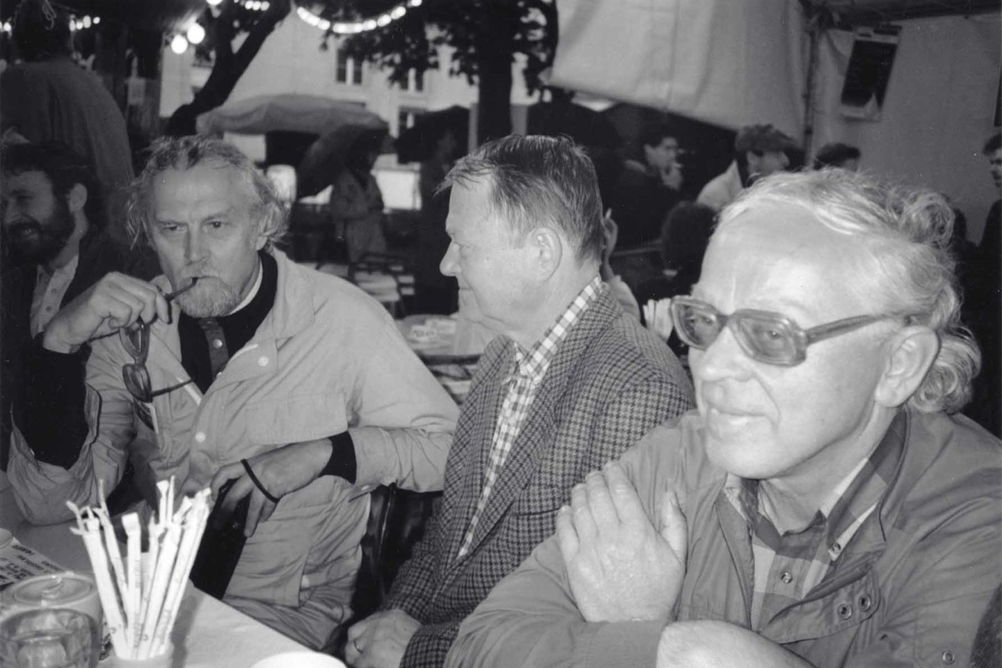 Poetas Marcelijus Martinaitis, skulptorius Antanas Mončys ir rašytojas Tomas Sakalauskas Paryžiuje. 1991 m.<br>Nuotr. iš A.Mončio namų-muziejus archyvo
