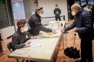 Siaučiant pandemijai, Katalonijoje vyksta svarbūs rinkimai