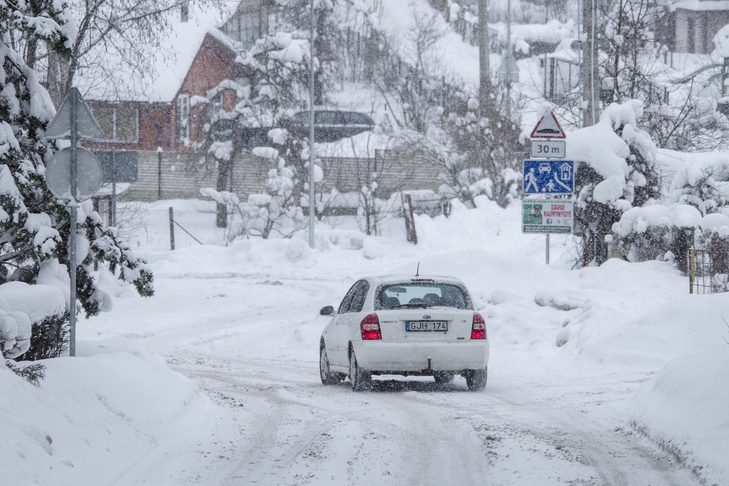 Didžiojoje Lietuvos dalyje sninga ir pusto, todėl eismo sąlygos sudėtingos.<br>V.Ščiavinsko nuotr.