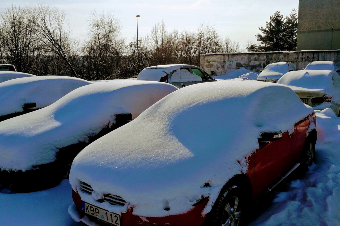 Didžiojoje Lietuvos dalyje sninga ir pusto, todėl eismo sąlygos sudėtingos.<br>M.Patašiaus nuotr.
