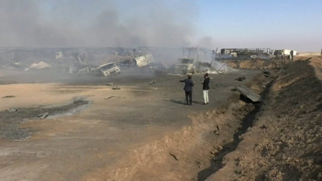 100 benzinvežių sunaikinęs gaisras Afganistano-Irano pasienyje sutramdytas, liko tik dūmai