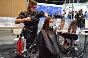 Atsidariusios kirpyklos skundžiasi ploto ribojimais, eilės – mėnesiui į priekį