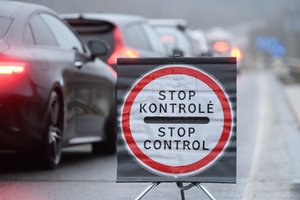 Judėjimo ribojimų laisvinimas – trijuose Lietuvos miestuose, griežtinama sausumos kelių kontrolė