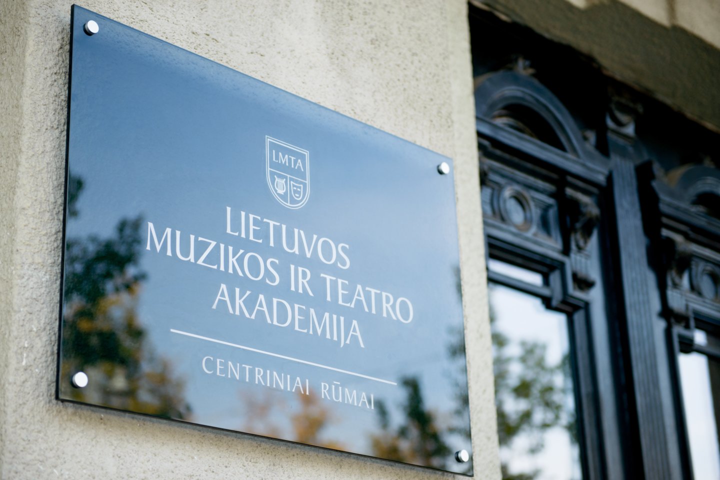 LMTA&lt; lietuvos muzikos ir teatro akademija, ženklas<br>J.Stacevičiaus nuotr.