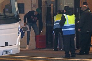 Anglijoje prasidėjo atvykėlių vežimas į karantino viešbučius: kainos – didelės, bet baudos atrodo grėsmingiau