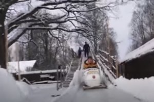 Netikėtas sprendimas – latvis iš senų spintų pasistatė solidžią bobslėjaus trasą