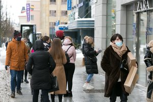 Po pertraukos atidarius parduotuves kai kur susidarė eilės: atskleidė, ko pasiilgo