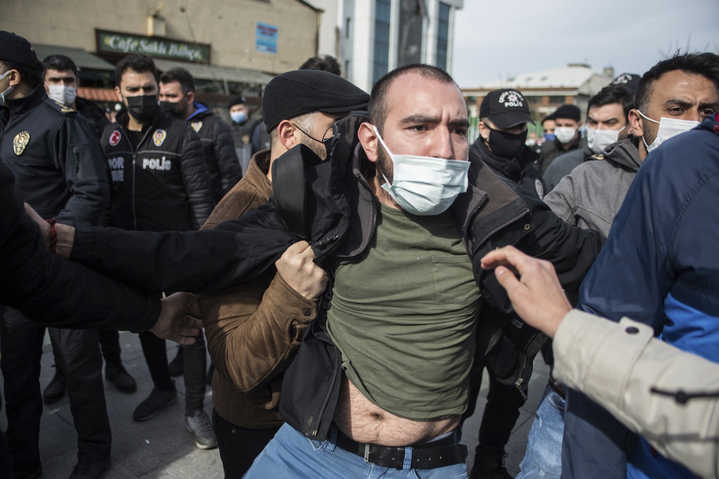  Turkijos policija pirmadienį sulaikė 718 žmonių per reidus 40-yje miestų, įtariant šiuos asmenis ryšiais su uždrausta kurdų kovotojų grupe, kaltinama 13 turkų nužudymu Irako šiaurėje.<br> AP/Scanpix nuotr.