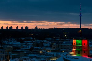 Vasario 16-osios išvakarėse – nušvitęs Gedimino bokštas ir Trijų Kryžių paminklas