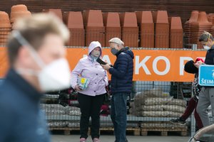 Vyriausybės prašymo neišgirdę ir į darbus be COVID-19 testo grįžę darbuotojai užsitraukė specialistų dėmesį