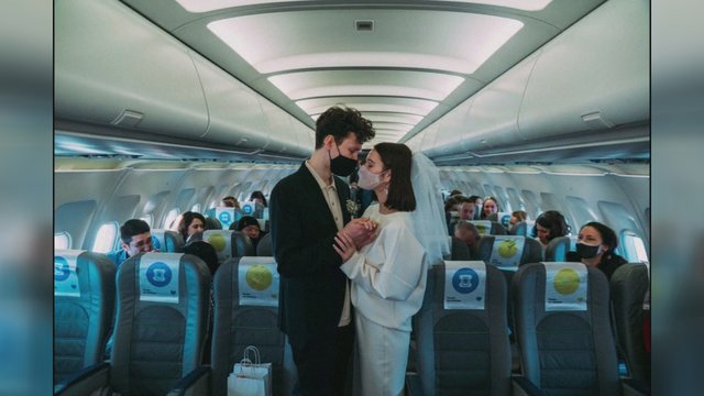 Jauna rusų pora Valentino dieną išnaudojo romantiškai: susituokė skrendančiame lėktuve