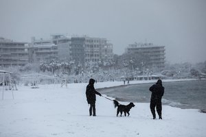 Graikijoje gausiai pasnigus sutriko eismas ir skiepijimas nuo COVID-19