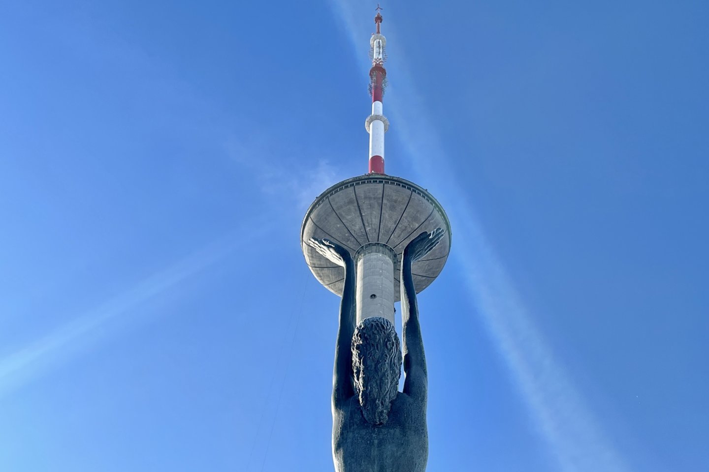  Ant Vilniaus televizijos bokšto pasirodė didžiausia šalyje Trispalvė.<br> V.Ščiavinsko nuotr.