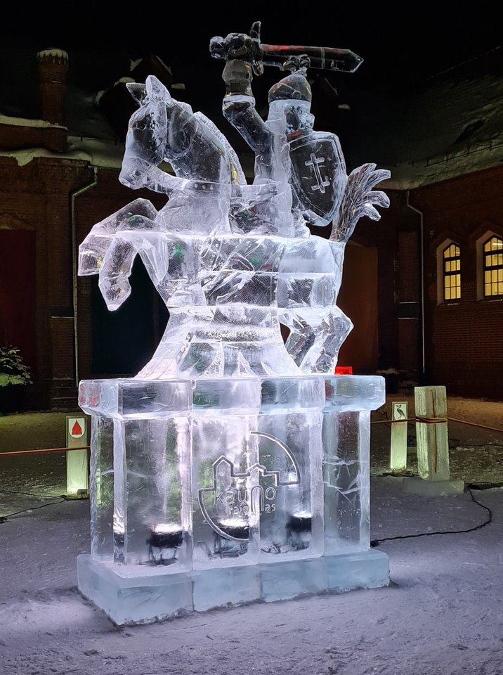 Vasario 16-osios išvakarėse Raudondvario dvaro parke iškilo 4 metrų aukščio Vyčio ledo skulptūra. <br> Kauno rajono savivaldybės nuotr.