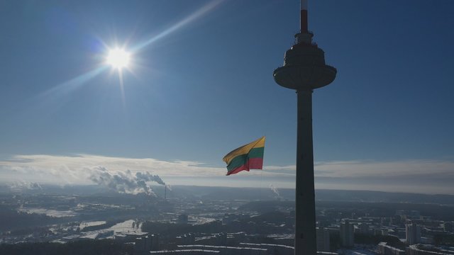 Vilniaus televizijos bokštas puikuojasi didžiausia Lietuvoje trispalve