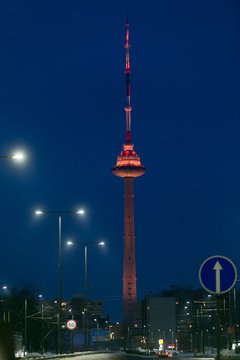  Televizijos bokštas įsižiebė Lietuvos trispalvės spalvomis.<br> T.Bauro nuotr.