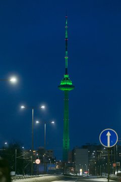  Televizijos bokštas įsižiebė Lietuvos trispalvės spalvomis.<br> T.Bauro nuotr.