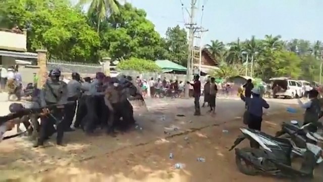 Protestai Mianmare neslūgsta – policija minią „ramina“ guminėmis kulkomis