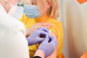 Nuo COVID-19 paskiepyta 19 tūkst. mokyklų ir darželių darbuotojų