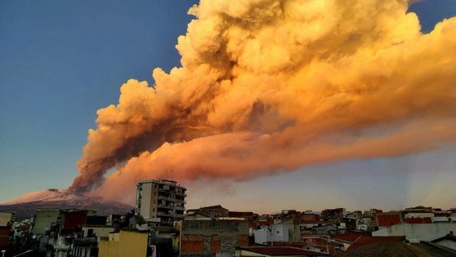 Įspūdingi kadrai: Sicilijoje atgijęs Etnos ugnikalnis spjaudo pelenus ir lavą