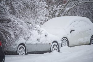 Sausį dėl koronaviruso apribojimų automobilių pardavimai ES krito 