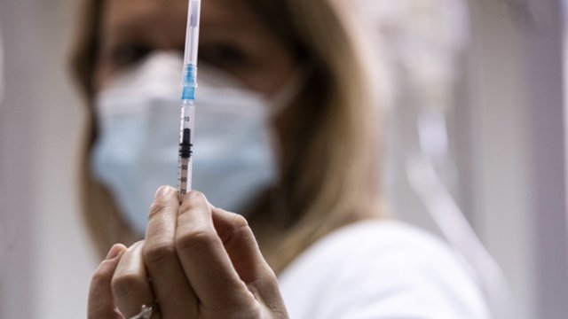 Japonijoje pradedama visuotinė COVID-19 vakcinacijos programa: pirmieji skiepijami medikai