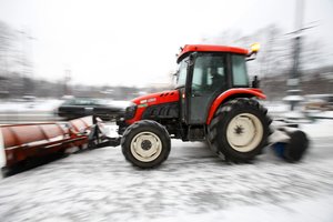 Gausiai iškritęs sniegas sutelkė gyventojus: savo technika nuvalo ne tik kiemus, bet ir visą gatvę