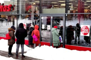 Atitverdami prekybos plotą pardavėjai daro nusižengimą – pristigę aiškumo užsidarė jau pradėję dirbti