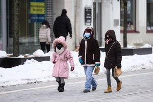 I. Šimonytė pasakė, kada bus galima atsisakyti kaukių dėvėjimo lauke: vienu atveju tai padaryti galėtume anksčiau