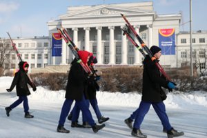 Neeilinės pamokos Rusijoje: pasirodė įrašas, kuriame moksleiviai mokosi riaušių policijos manevrų