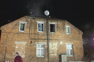 Vyras Kybartuose naktį tyčia padegė šeimos su trimis vaikais buto duris