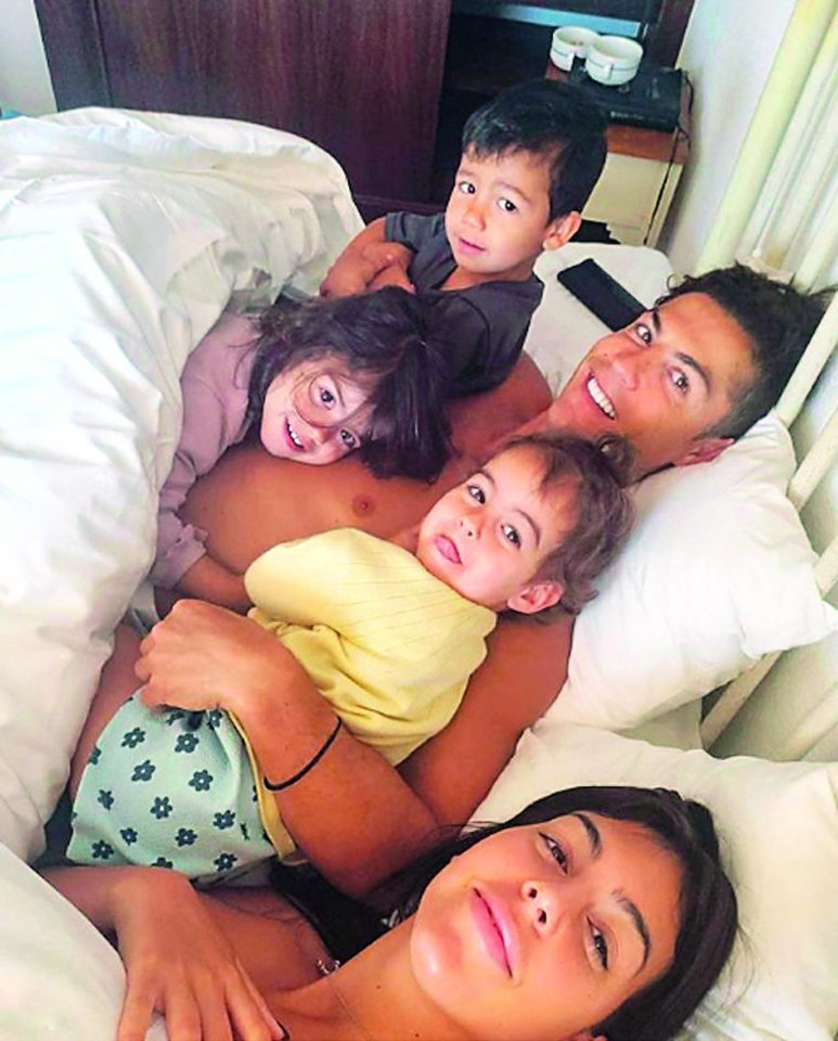 Tik 3 metų dukra Alana Martina (antra iš dešinės) yra C.Ronaldo ir jo mylimosios G.Rodriguez bendras vaikas. Kiti trys – 10-metis Cristiano (nuotraukoje jo nėra) ir 3-mečiai dvynukai Eva ir Mateo yra pagimdyti pakaitinių motinų.