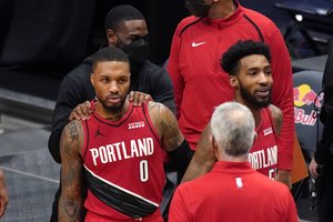 NBA naktis: D. Lillardo krepšinio spektaklį vainikavo pergalingu tapęs metimas