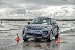 „Jaguar Land Rover“ atleis daug savo darbuotojų 