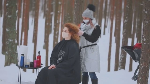 Latvių kirpėjai rado būdą, kaip apeiti ribojimus: žmones gražina apsnigtuose miškuose ar ant ledo