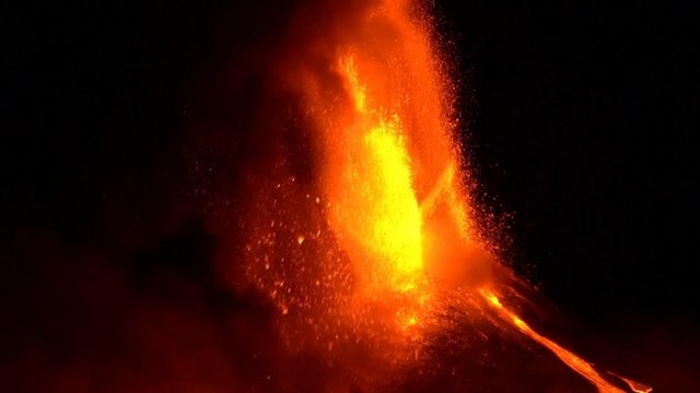 Pamatykite: Etna per įspūdingą išsiveržimą spjaudė lavą, dūmus ir pelenus