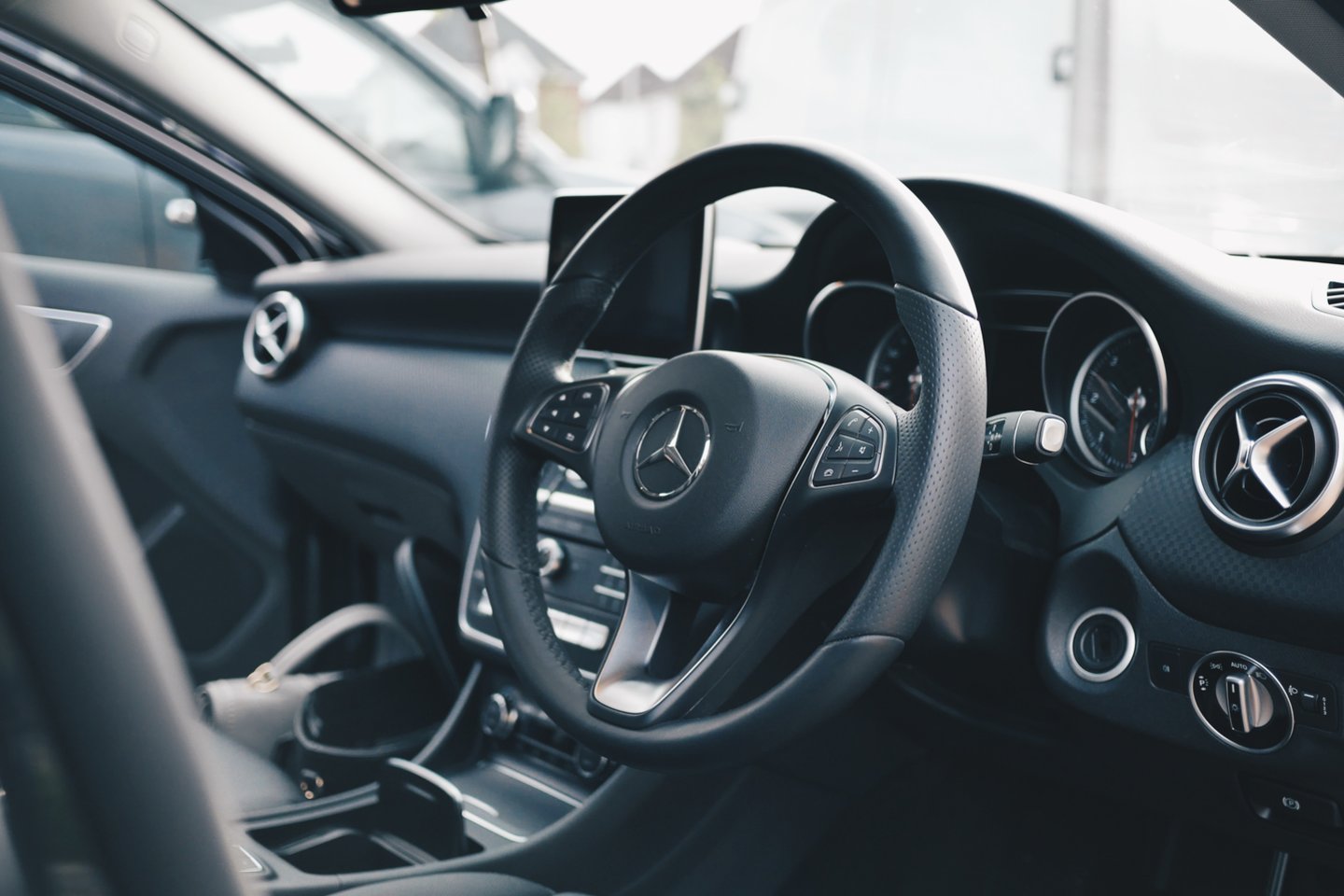 „Mercedes Benz“ koncernas Europoje turės nemokamai ir skubiai remontuoti beveik pusantro milijono savo automobilių.<br>www.unsplash.com nuotr.