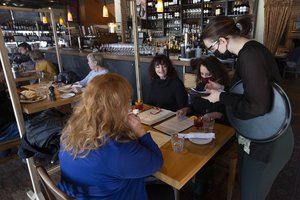 Nesutikusią nuo koronaviruso skiepytis padavėją išmetė iš darbo