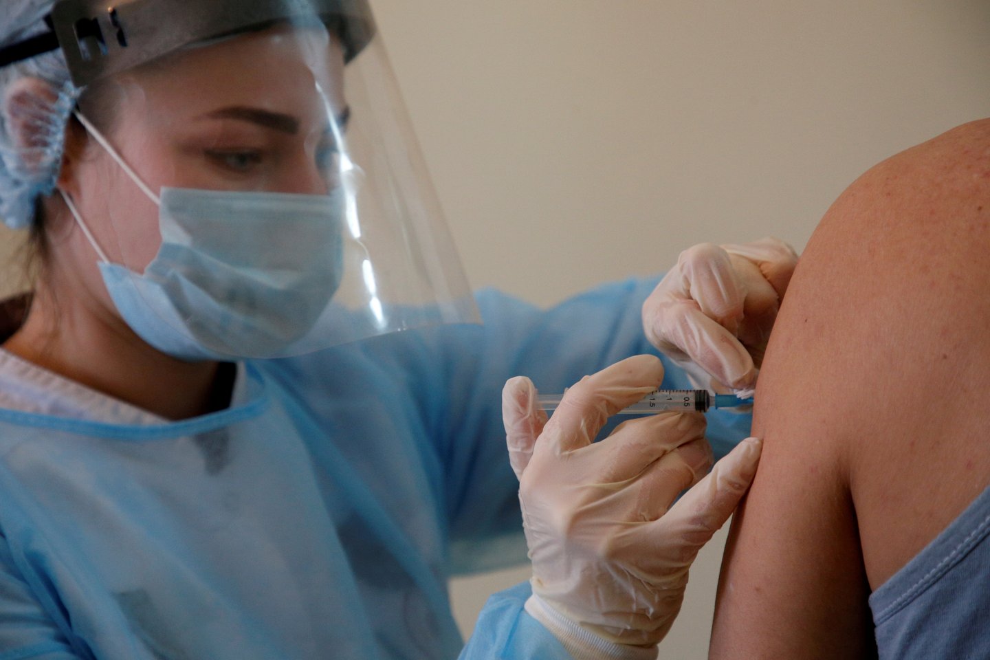 Moteris teigė mananti, kad kol kas atlikta per mažai tyrimų, kurie parodytų, kaip vakcina veikia nėščiąsias.<br>Reuters/Scanpix nuotr.