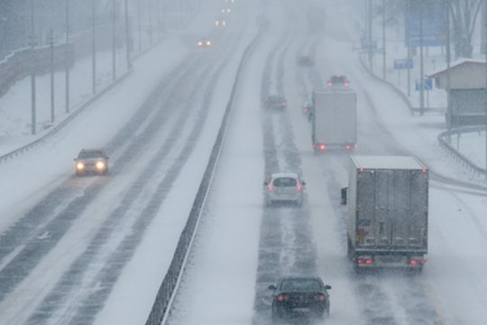 Eismo sąlygos: rajoniniuose keliuose yra slidžių ruožų