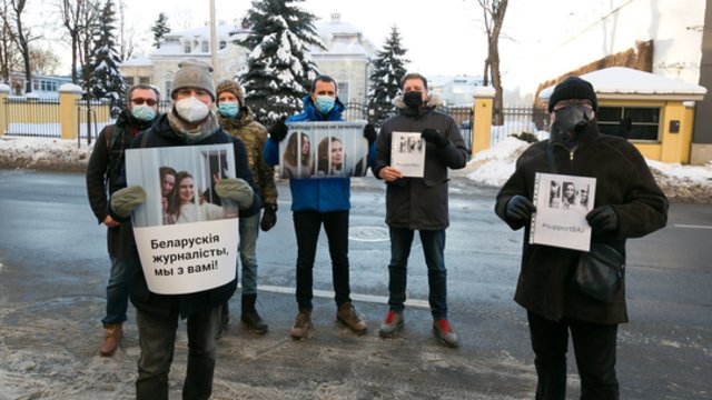 Lietuvos žurnalistai surengė solidarumo akciją – susirinko palaikyti Baltarusijoje nuteistų kolegių