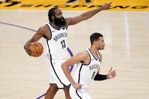 NBA naktis: „Nets“ triumfas Los Andžele ir besitęsianti „Bucks“ duobė