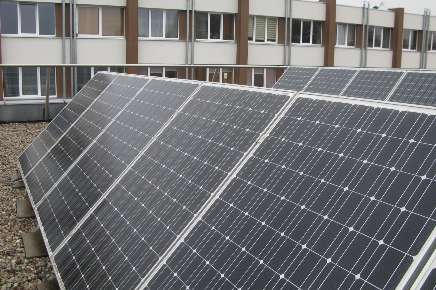 Saulės jėgainių pagamintos elektros kiekis pernai padidėjo trečdaliu.