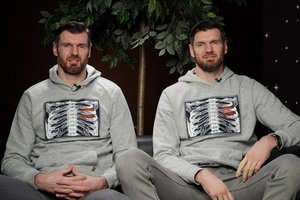 25 metus krepšinyje minėsiantys broliai Lavrinovičiai: „Trenerių darbo neatsisakytume“