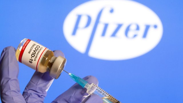  Pirma „Pfizer“ vakcinos dozė efektyvesnė, nei skelbė tyrimai: iškėlė klausimą – ar dvi dozės būtinos?