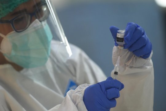 Jungtinė Karalystė pradeda tyrimą, kuriame savanoriai bus užkrečiami koronavirusu